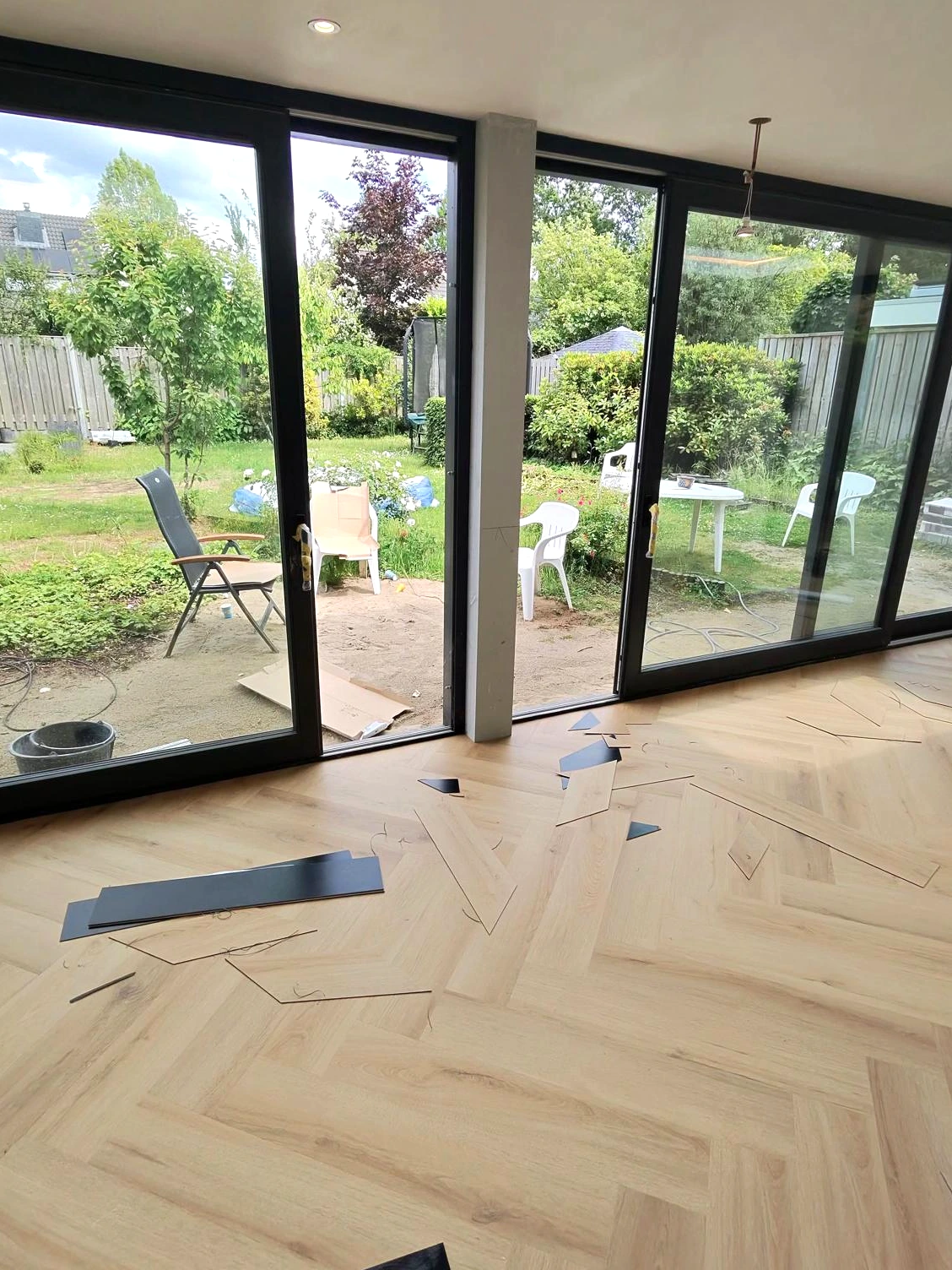 PVC visgraat leggen langs de pui