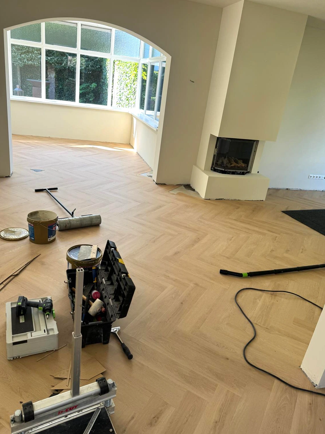 Na: PVC visgraat in de ruimte met open haard