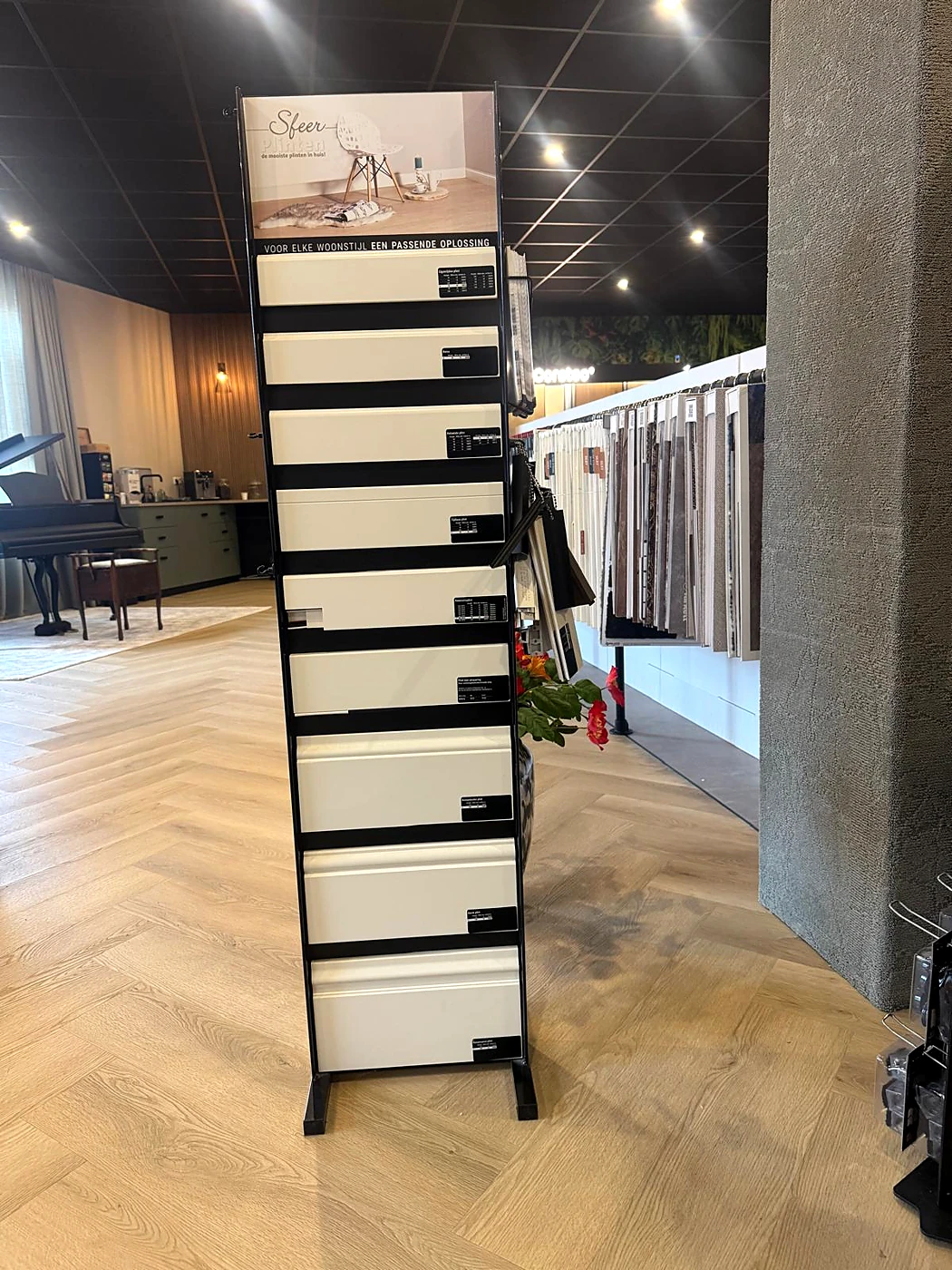 Showroom: PVC visgraat en vloerstaaldisplays