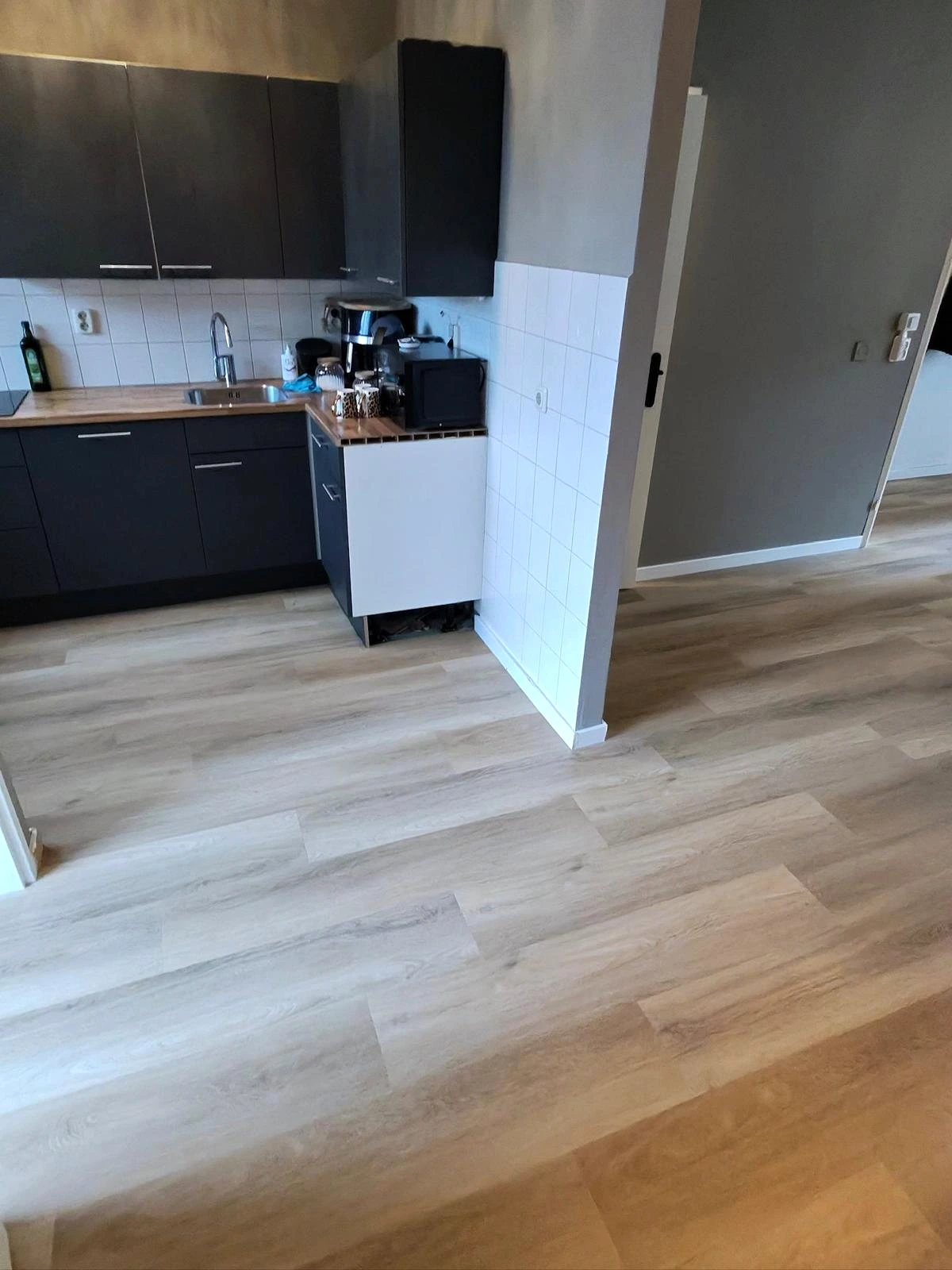 Na: PVC met houtlook in dezelfde keuken