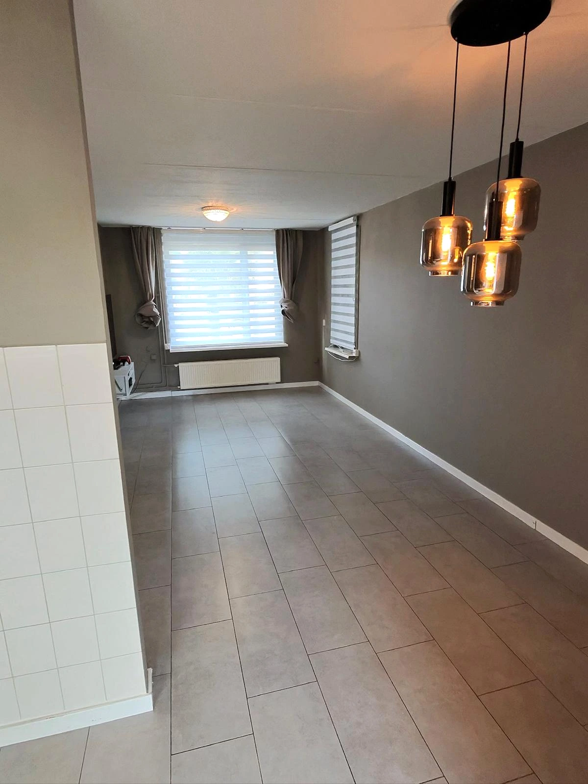 Voor: tegelvloer in de woonkamer